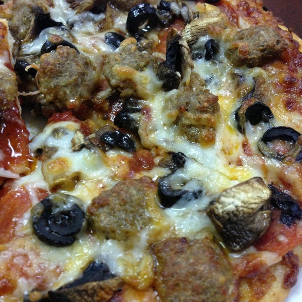 รูปภาพถ่ายที่ Marye&#39;s Gourmet Pizza Pub โดย Josh B. เมื่อ 6/17/2013
