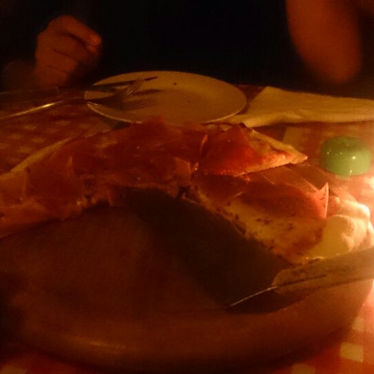 Foto diambil di Napoli Pizza &amp; Pasta oleh Angelica V. pada 2/15/2014