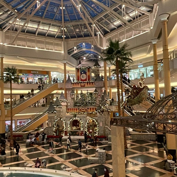 Shopping Mall. The Somerset Collection shopping mall of Troy