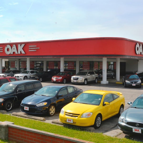 Foto diambil di Oak Motors oleh Brandon C. pada 10/5/2016