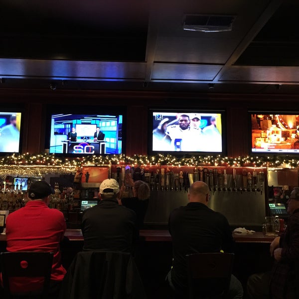 Photo prise au Rivals Sports Grille par Shellie A. le1/4/2015