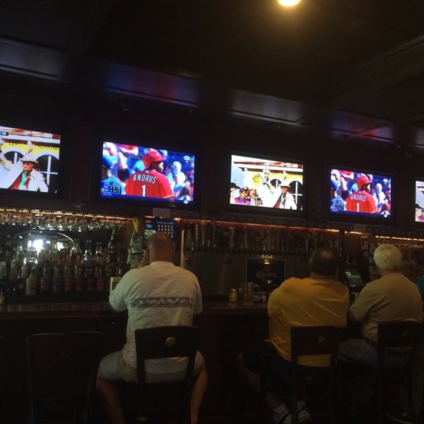 Photo prise au Rivals Sports Grille par Shellie A. le6/7/2014