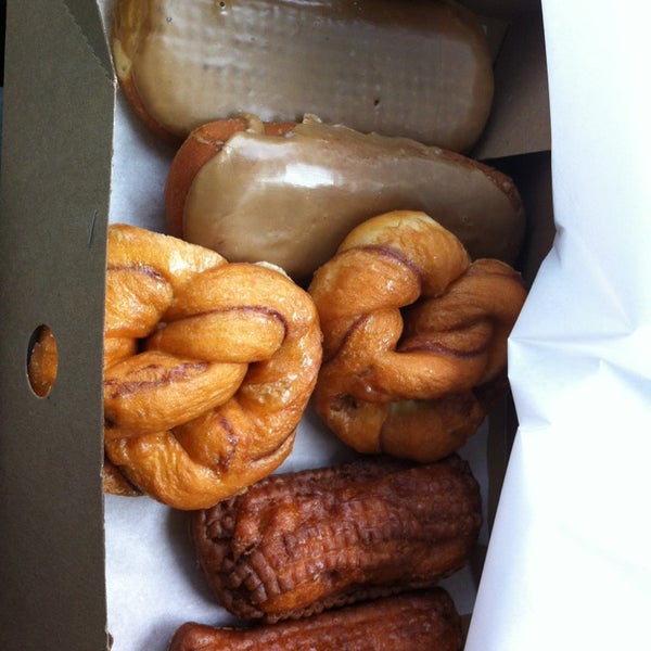 รูปภาพถ่ายที่ Original House of Donuts โดย Rachel G. เมื่อ 6/17/2013