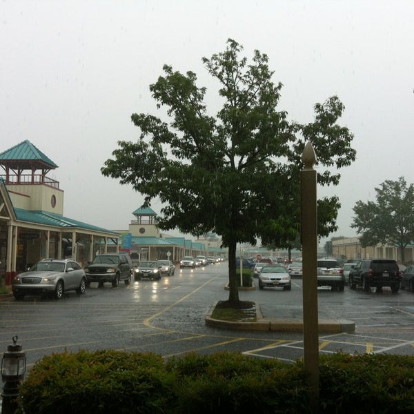 Foto scattata a Tanger Outlets Rehoboth Beach da Isabell il 7/21/2013