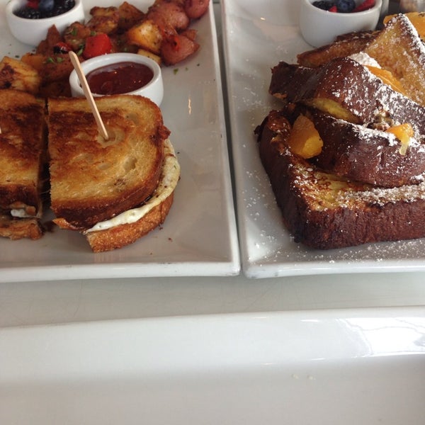 Das Foto wurde bei Eat This Cafe von LeAnn I. am 7/19/2014 aufgenommen