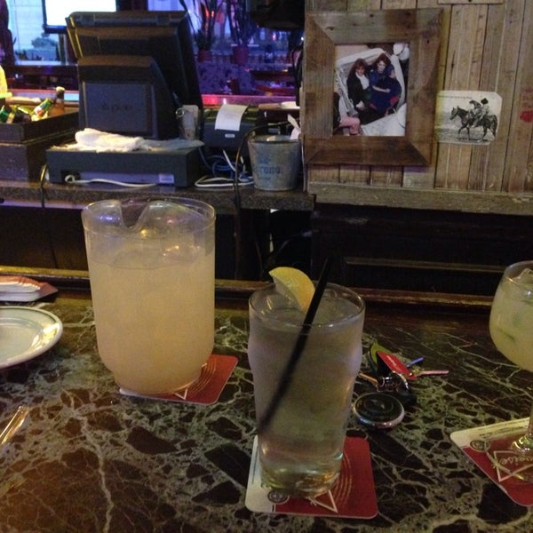 10/13/2013 tarihinde Cesar D.ziyaretçi tarafından The Rodeo Bar and Grill'de çekilen fotoğraf