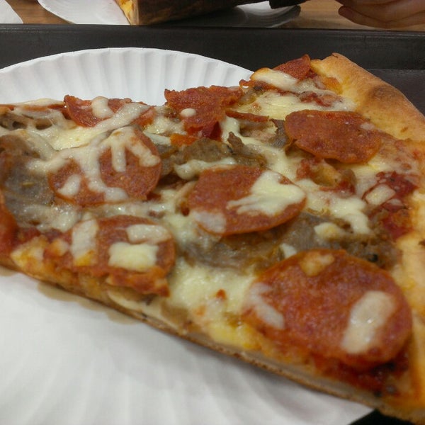 Foto scattata a Famous Original Ray&#39;s Pizza da Chetan S. il 11/24/2013