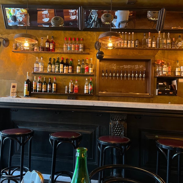 Foto diambil di Ogliastro Pizza Bar oleh Amy L. pada 5/22/2022