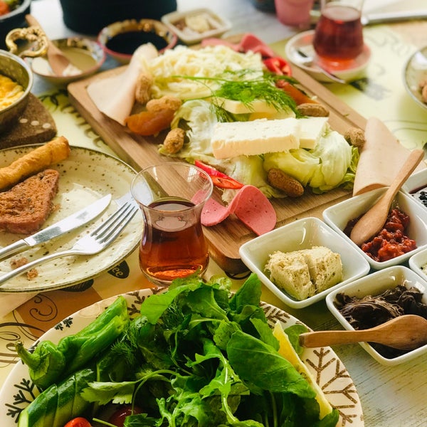 Foto tirada no(a) Kirinti Simit Cafe por Rüya 🦩 em 3/3/2019