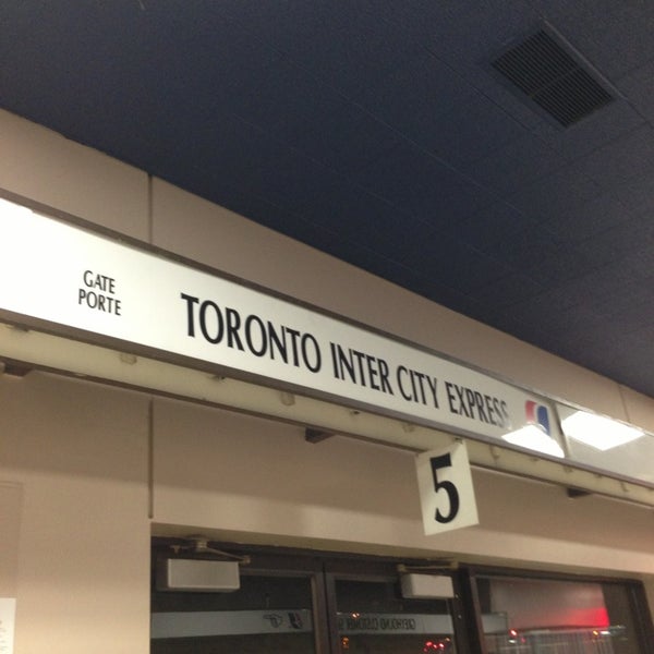 รูปภาพถ่ายที่ Ottawa Central Station โดย Itamara C. เมื่อ 6/10/2013
