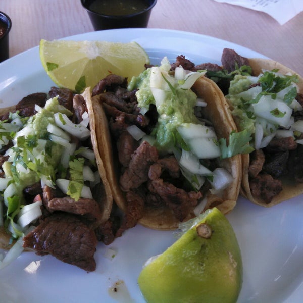 Foto diambil di Palmitos Mexican Eatery oleh Joe pada 12/15/2014
