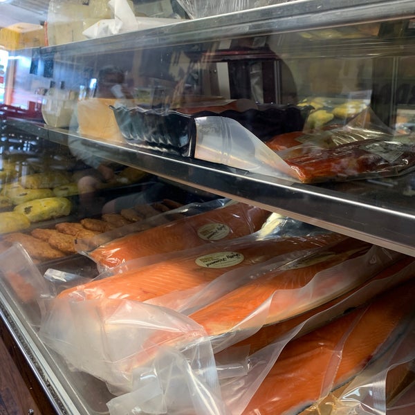 Photo taken at Pomperdale - A New York Deli by Raul A. on 11/30/2019