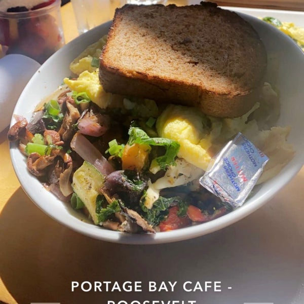 รูปภาพถ่ายที่ Portage Bay Cafe โดย A🇸🇦 เมื่อ 8/20/2020