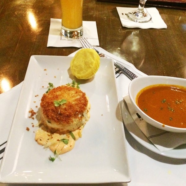 Foto scattata a Foxhole Culinary Tavern da AustinPixels il 1/1/2015