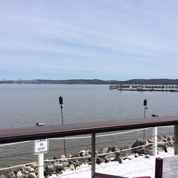 Foto tomada en Pier 701 Restaurant &amp; Bar  por Stephanie W. el 4/19/2015