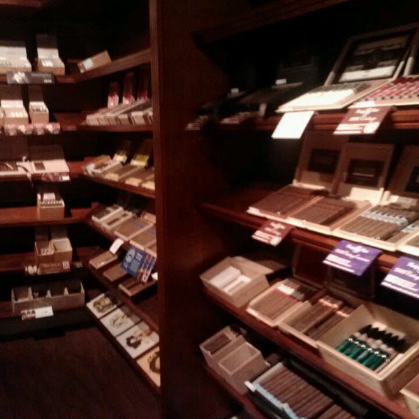 5/24/2013에 Grant S.님이 Vilar Cigars &amp; Smoke Shop에서 찍은 사진