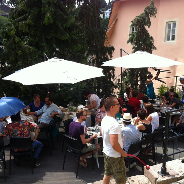 รูปภาพถ่ายที่ Art Cafe โดย Vladisko Č. เมื่อ 7/7/2013
