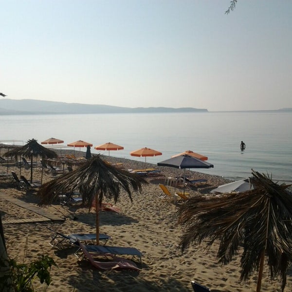 Foto tirada no(a) Stelakis Beach por Panos K. em 8/14/2013