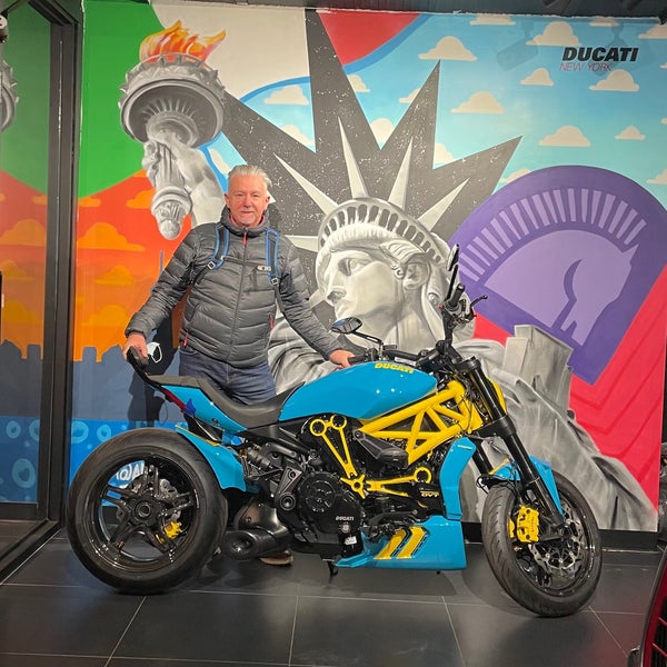 Das Foto wurde bei Ducati Triumph New York von Kay S. am 12/16/2021 aufgenommen