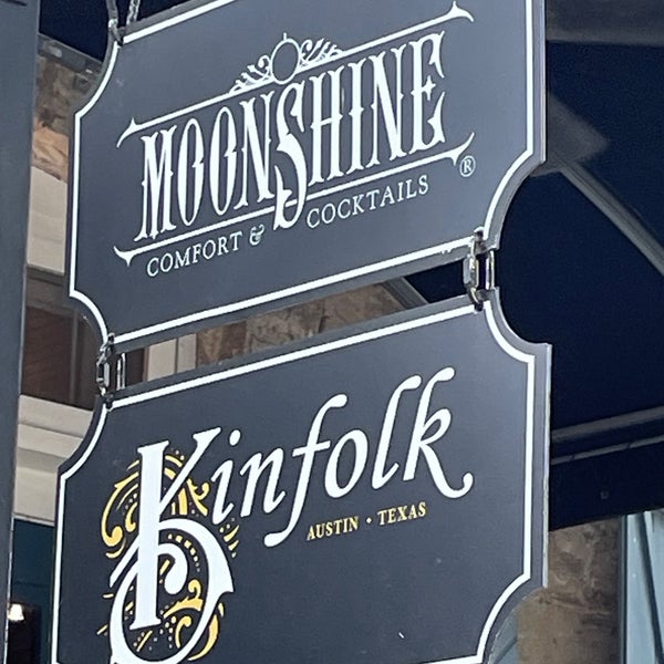 4/18/2023 tarihinde Kay S.ziyaretçi tarafından Moonshine Patio Bar &amp; Grill'de çekilen fotoğraf