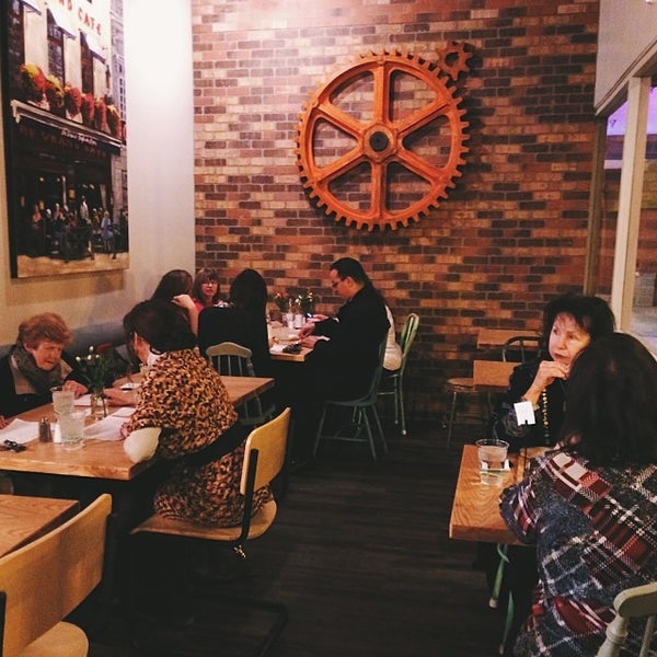 Das Foto wurde bei Jewel&#39;s Bakery &amp; Cafe von Dallin B. am 12/12/2013 aufgenommen