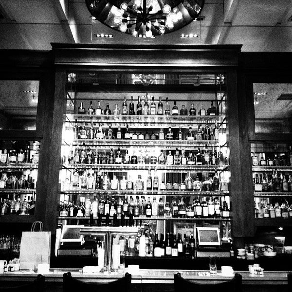 Foto diambil di Grand Bar &amp; Salon oleh Roger W. pada 9/4/2013