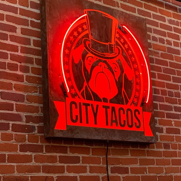 รูปภาพถ่ายที่ City Tacos โดย Tiffany T. เมื่อ 3/25/2019