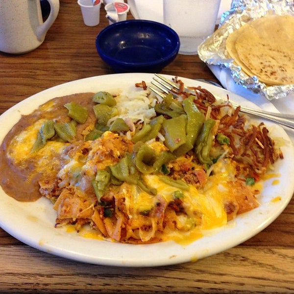 รูปภาพถ่ายที่ Los Cerritos Mexican Restaurant โดย E. T. เมื่อ 7/3/2013