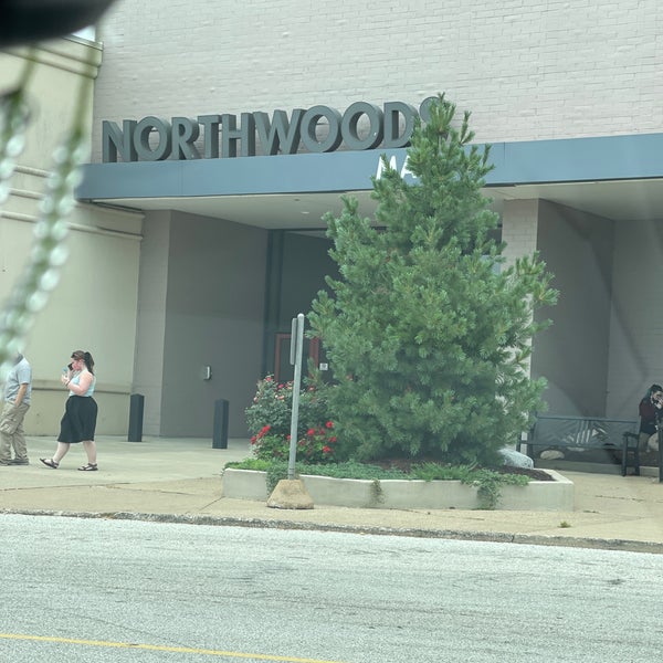 รูปภาพถ่ายที่ Northwoods Mall โดย Kelly &amp; Squirt S. เมื่อ 9/4/2021