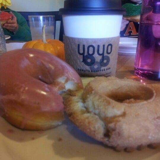 Foto diambil di YoYo Donuts &amp; Coffee Bar oleh Daniel C. pada 9/30/2012