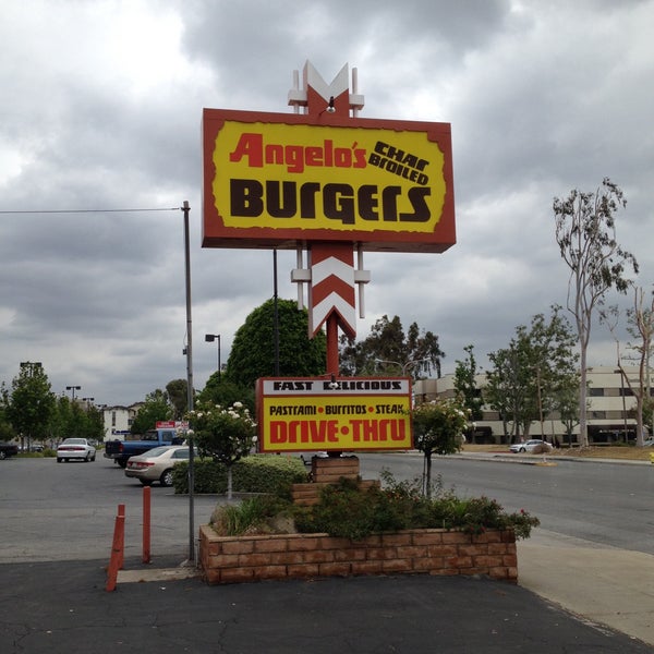 Photo taken at Angelo&#39;s Burgers by Alonso P. on 5/6/2015