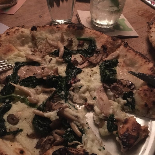 9/12/2018 tarihinde johannakollziyaretçi tarafından Pizza East'de çekilen fotoğraf