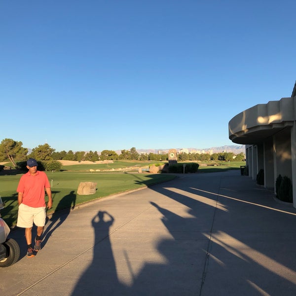 Foto tomada en Desert Pines Golf Club and Driving Range  por Kenro O. el 7/17/2019