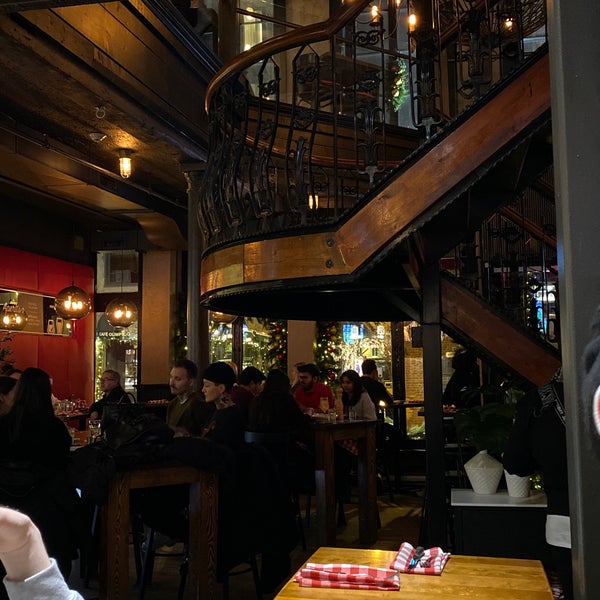 12/27/2019 tarihinde M J.ziyaretçi tarafından BEVO Bar + Pizzeria'de çekilen fotoğraf