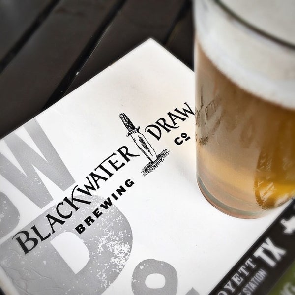 Foto tirada no(a) Blackwater Draw Brewing Company (303 CSTX) por Susan D. em 6/9/2017
