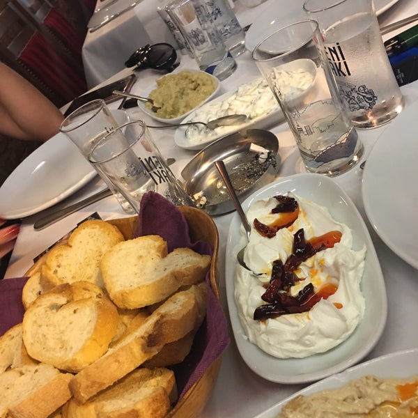Foto scattata a Degüstasyon Restaurant da Tuğçe (Ankara dışı eklemesin kabul etmiyorum) il 10/1/2019