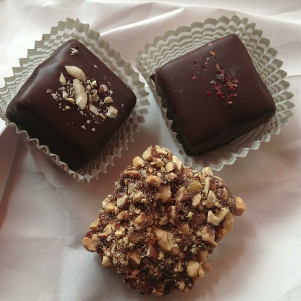 6/8/2013에 Chuck T.님이 Lucky Chocolates, Artisan Sweets And Espresso에서 찍은 사진