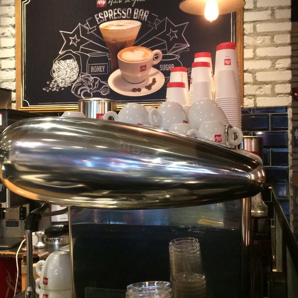 Foto diambil di Crema Gourmet Espresso Bar oleh Yasser P. pada 9/24/2015