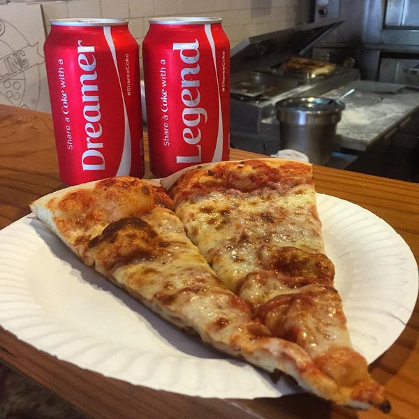 Foto tirada no(a) Roebling Pizza por Robin H. em 7/27/2015