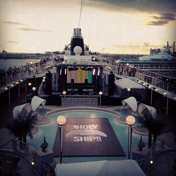 Photo taken at HOLY SHIP! by Robin H. on 1/4/2013
