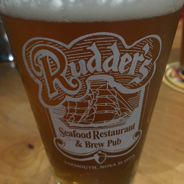 Снимок сделан в Rudder&#39;s Seafood Restaurant &amp; Brew Pub пользователем Stef D. 8/19/2019