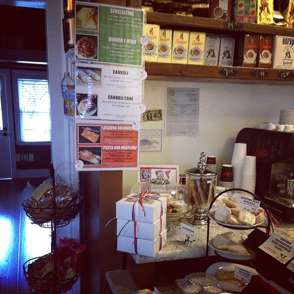 Das Foto wurde bei Bel Bacio - Italian Cafe von Dolce S. am 3/2/2014 aufgenommen