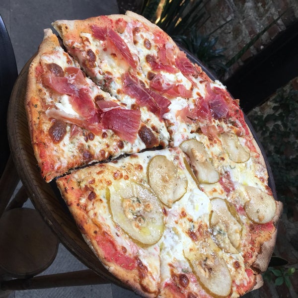 Pizza mitad Peras y mitad jamón serrano!!!