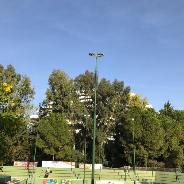 Das Foto wurde bei Antalya Tenis İhtisas ve Spor Kulübü (ATİK) von Asli A. am 10/25/2020 aufgenommen