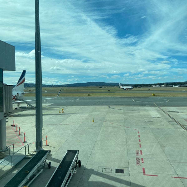 รูปภาพถ่ายที่ Canberra International Airport (CBR) โดย F.A.🇰🇼 เมื่อ 8/17/2022