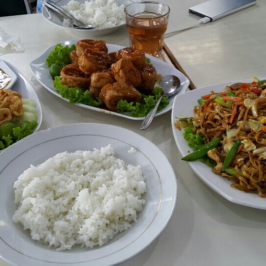 รูปภาพถ่ายที่ Mandarin Restaurant โดย WongKito J. เมื่อ 4/17/2015