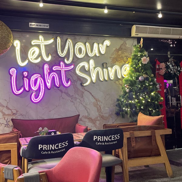 Foto tomada en Princess Cafe &amp; Restaurant- Point 6  por Dr. O el 12/30/2022