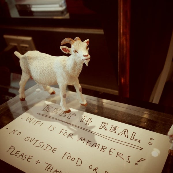 1/10/2013 tarihinde Anneke J.ziyaretçi tarafından Fair Folks &amp; A Goat'de çekilen fotoğraf