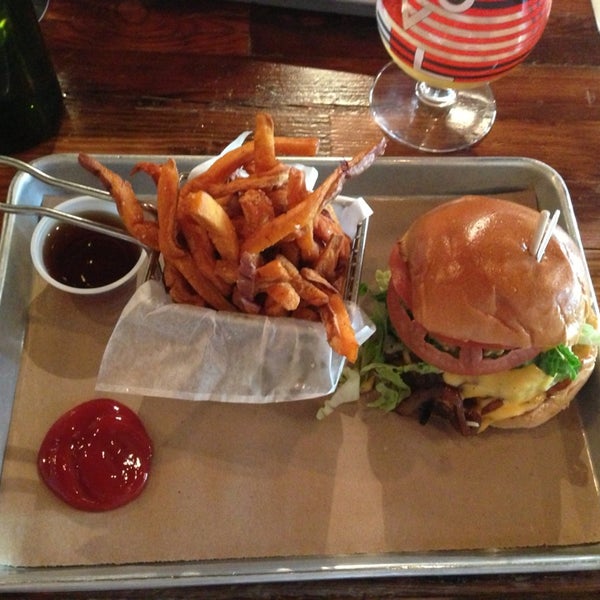 รูปภาพถ่ายที่ Moo Burger โดย Anneke J. เมื่อ 6/1/2013