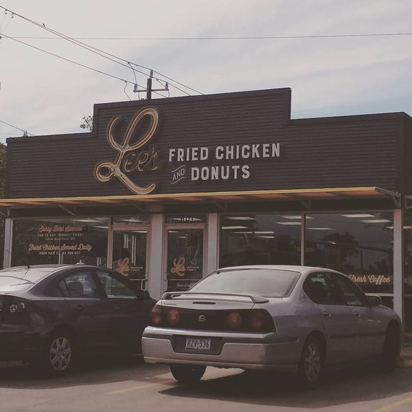 Снимок сделан в Sam&#39;s Fried Chicken &amp; Donuts пользователем Doug 10/17/2015